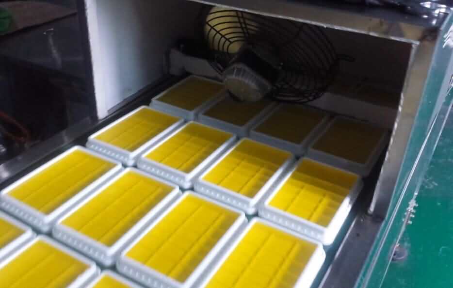 冷卻隧道爐將液體香膏冷卻