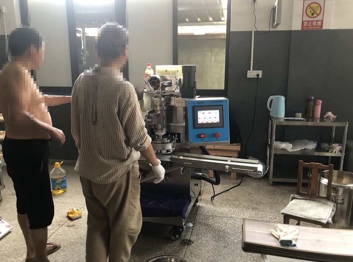 多功能包餡機上門調試現場